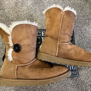 UGG Bailey Button - Chestnut